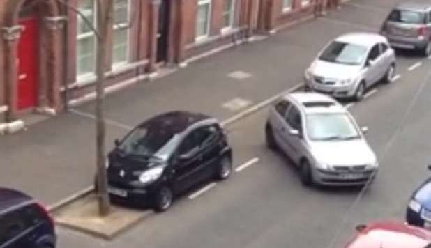 MEZZ'ORA PER PARCHEGGIARE, IL VIDEO  DI UNA DONNA DIVENTA VIRALE - GUARDA - 01/05/2013